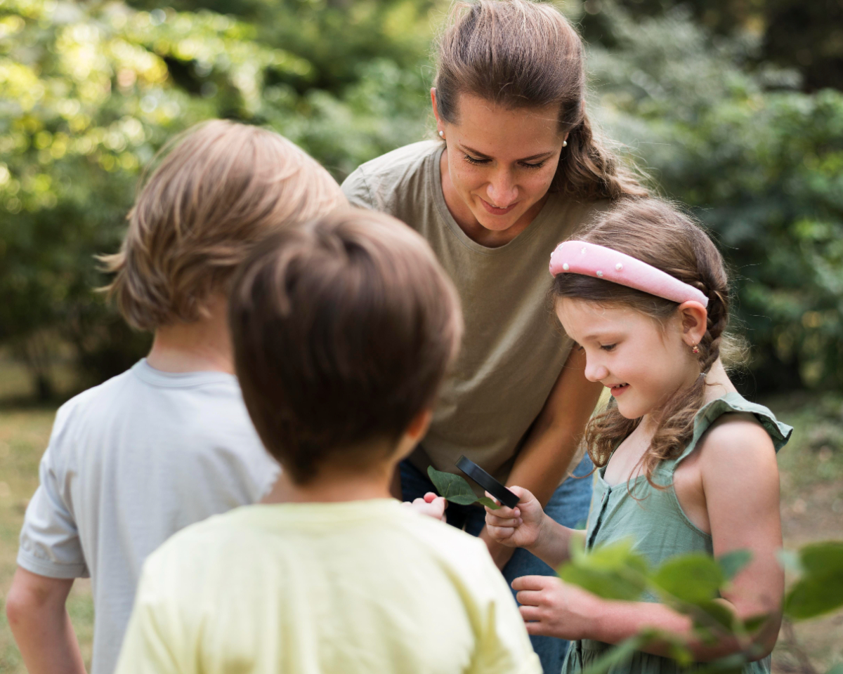 animatrice avec 3 enfants activité nature